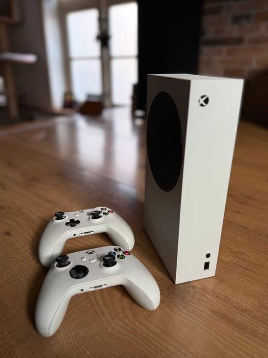Xbox Series S 1TB + 2 Pady