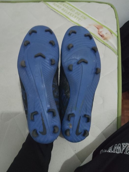 Nike Mercurial Vapor 15 Club FG em preto e azul.