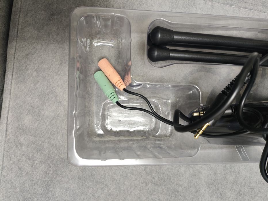 Mikrofon trust na statywie