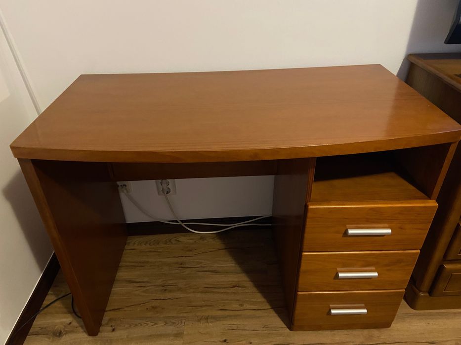 Secretária em madeira maciça