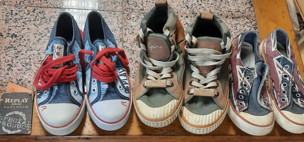 Calçado de vários tamanhos, estilos e marcas, para menino.