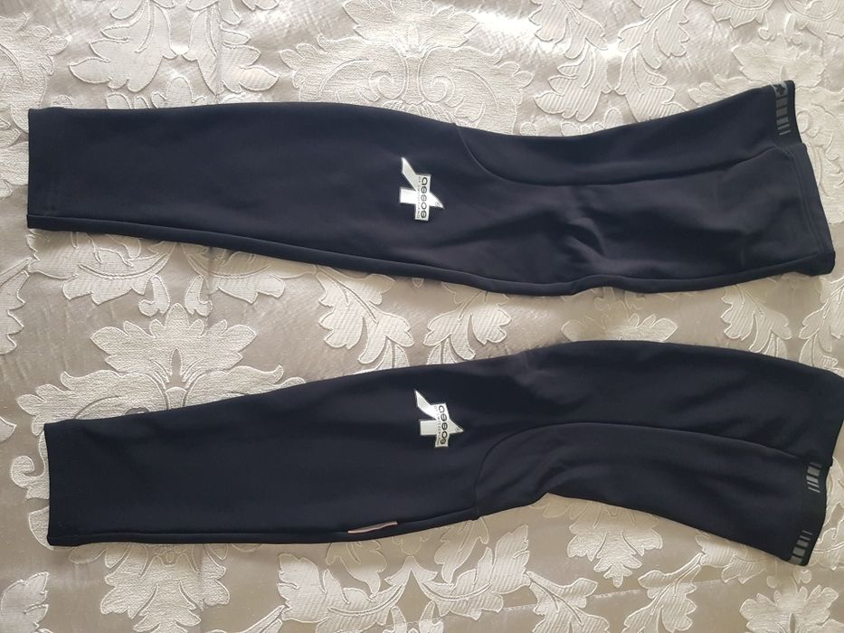 Calções e perneiras da marca ASSOS