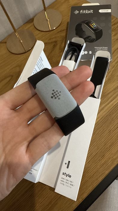 Фітнес браслет fitbit charge 5