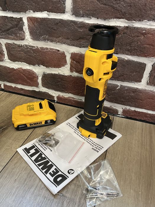 Фрезер аккумуляторный для вырезания гипсокартона DeWALT DCE555