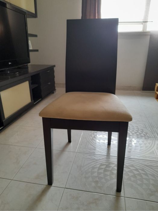 Mesa e quatro cadeiras