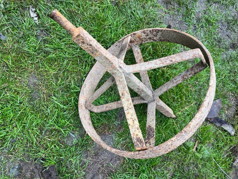 Колесо для тачки, металеве старовинне. Під реставрацію.