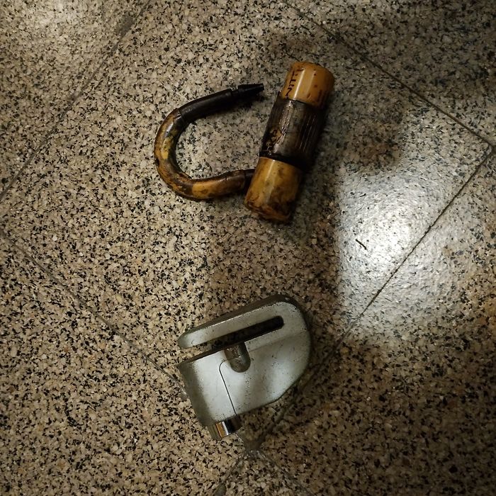 3 cadeados de mota e 1 corrente