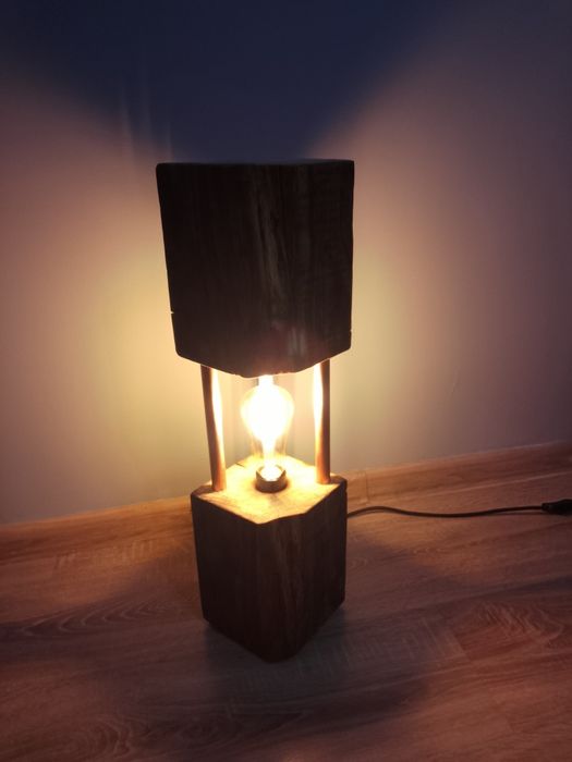 Lampa stojąca z belki