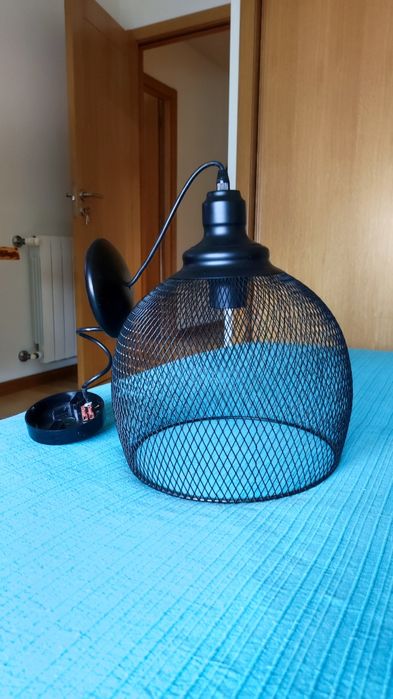 Candeeiro de teto preto em metal
Ótima condição