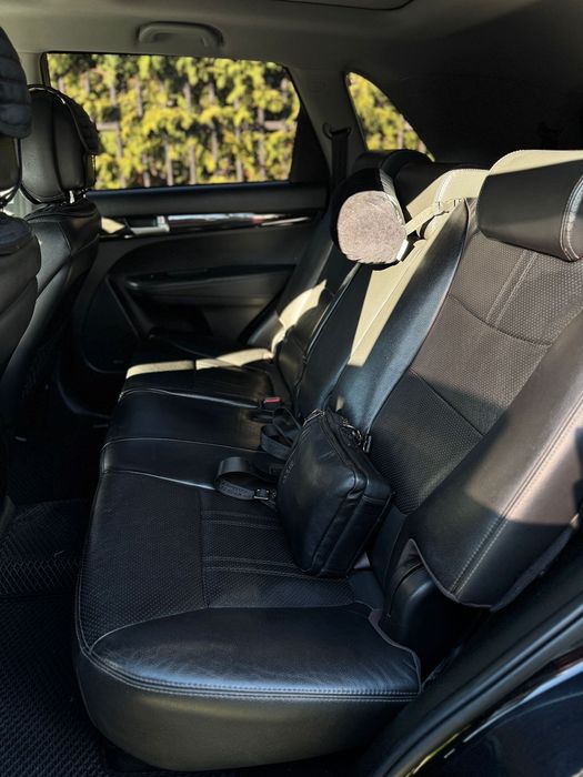 Продам сімейний 7-ми місний автомобіль Кіа Sorento  2010-го року,