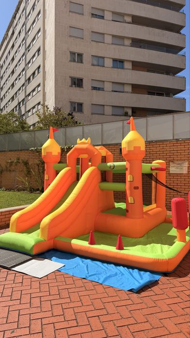 Vendo Insuflável Castelo com Escorrega – Excelente Estado