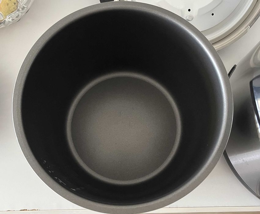 Panela elétrica programável, 6 litros, como nova, com livro de receitas