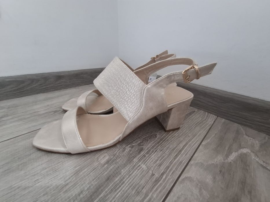 Sandałki na słupku