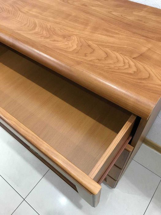 комод з ламинированного ДСП с кленовыми фасадами и латунными ручками вживаний