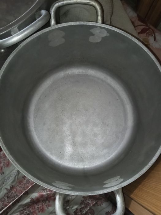 Продам дві алюмінієві кострюлі.