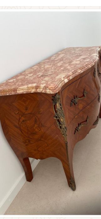 Mesa estilo Luis XIV com tampo de marmore