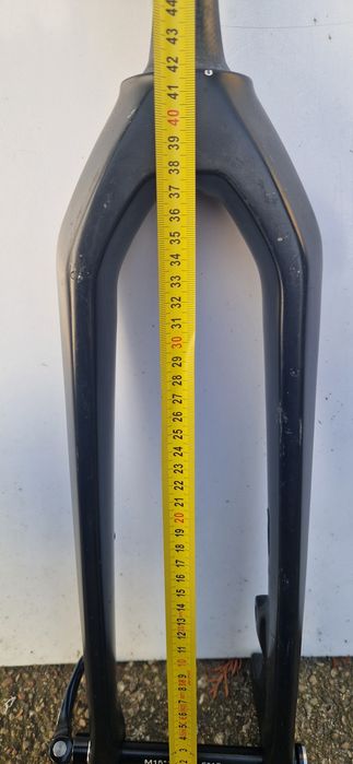 Widelec karbon tapered z osią sztywną