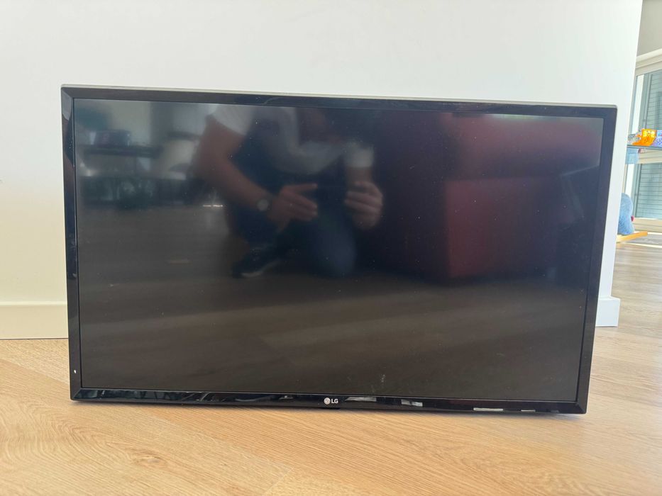 Televisão 32' LG com comando — HDMI e USB — sem pé/base