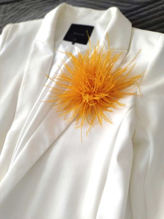 Broszka Marabut pióra kolor miodowy.