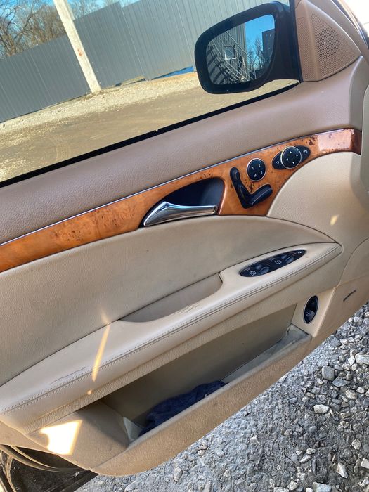 Продаю мерседес е320