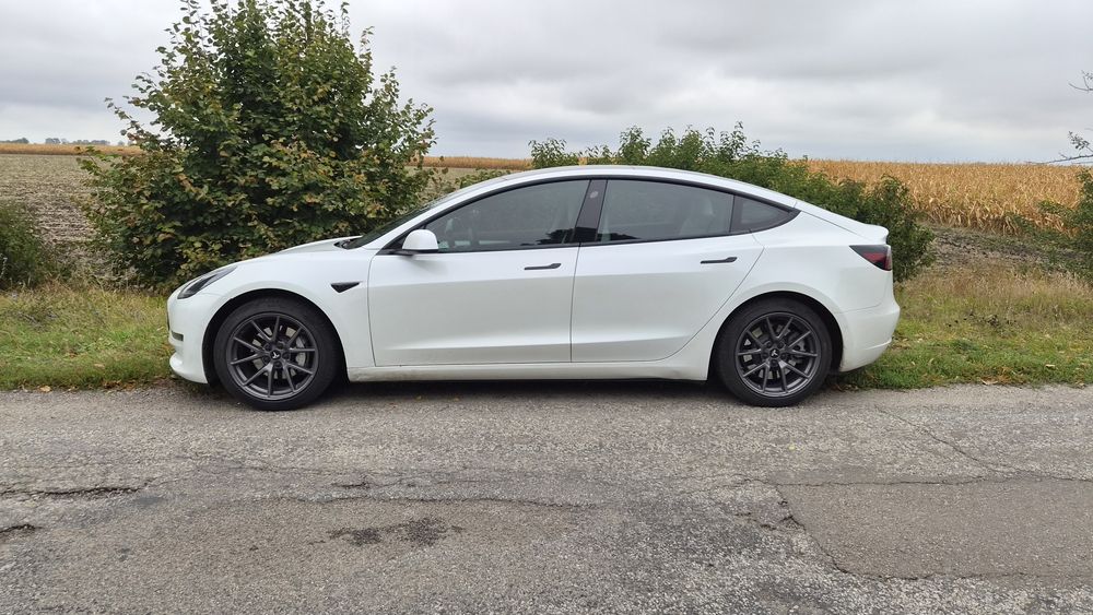 Tesla model 3 2021 року