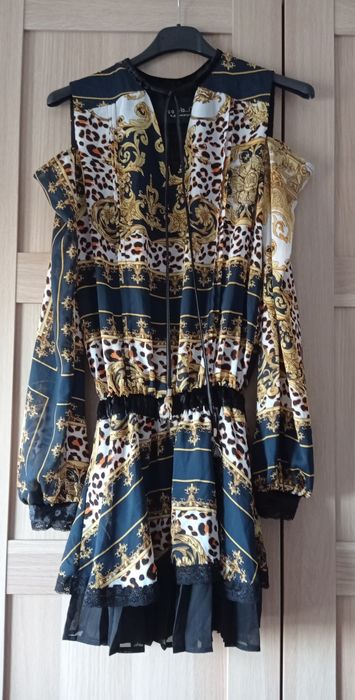 By o la la krótka sukienka, odkryte ramiona, długi rękaw, r. S