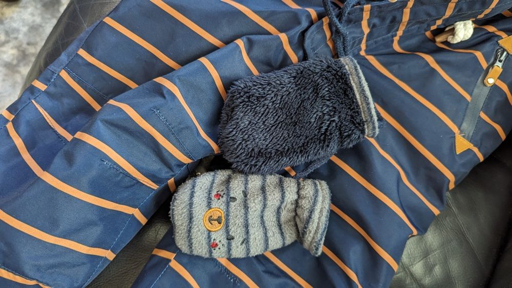 Утеплений комбінезон із водовідштовхувального функціонального матеріал