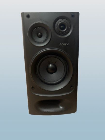 Wieża Sony z dwoma nowymi głośnikami.