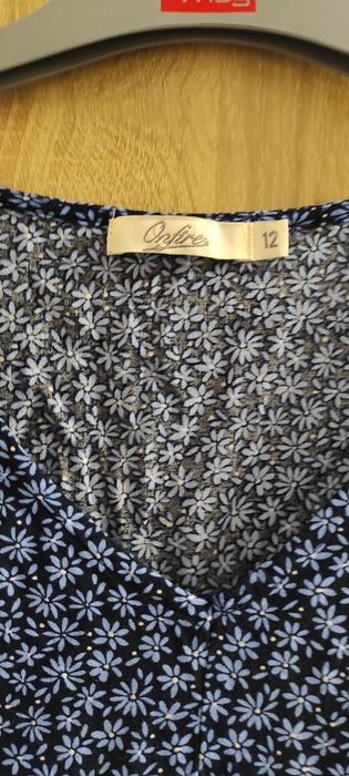 Жіноча сукня в квітковий принт.