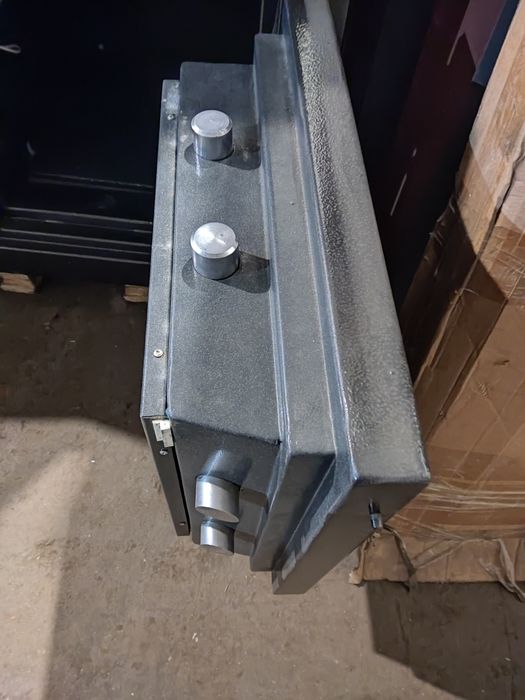 Продаю б.у  Сейф вогнезламостійкий  банківський 5 клас захисту (вибір)