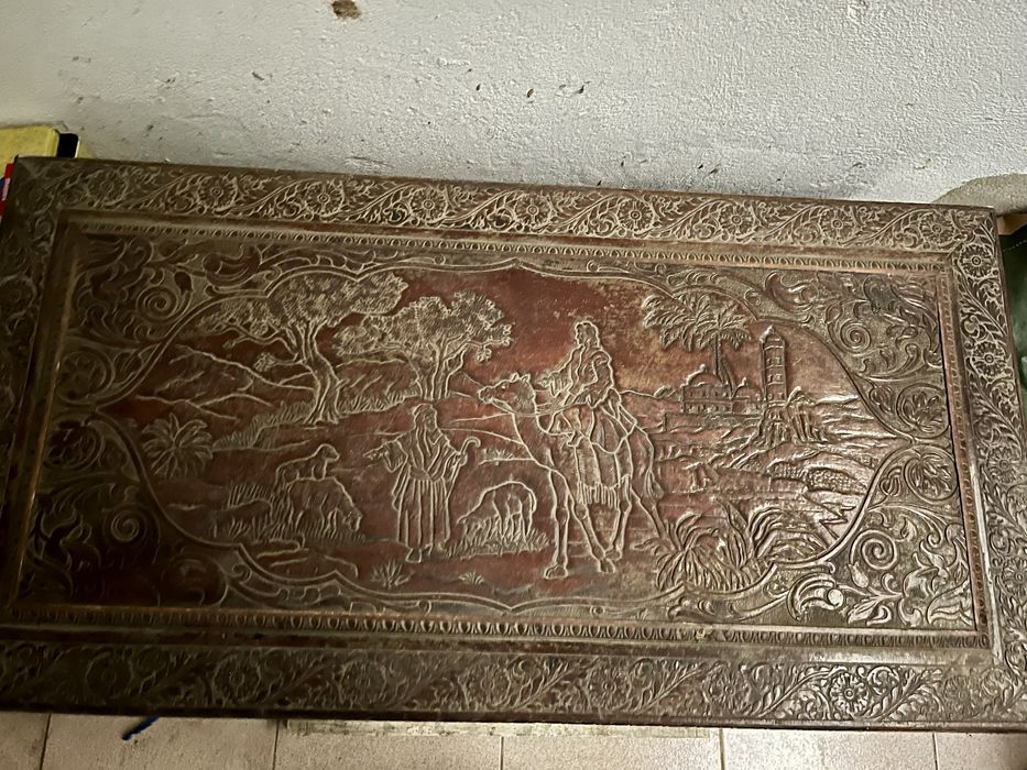 Baú antigo oriental em madeira com Cena Pastoral