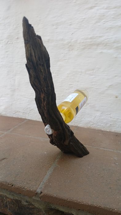 Suporte flutuante para garrafas de vinho.