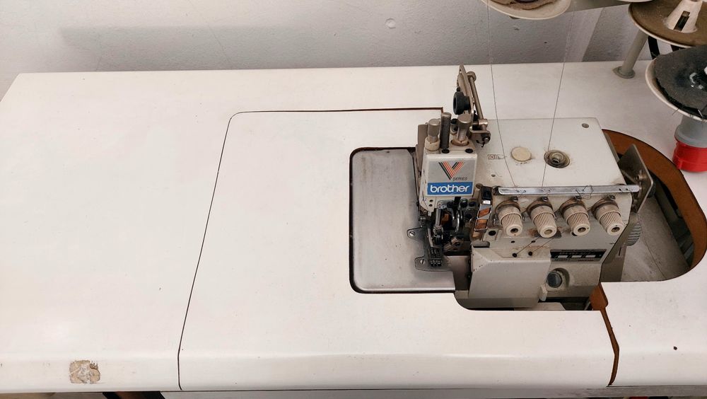 Maquina de cose e corte duplo arrasto Brother