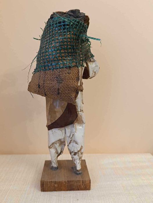 Figura de artesanato homem, com saco de carvão papel maché