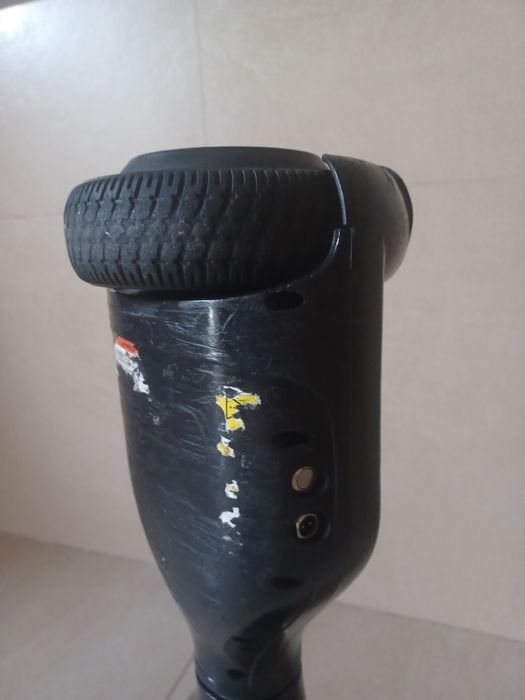 Hoverboard preto da Urbanglide.
Algumas marcas de uso e está um bocado