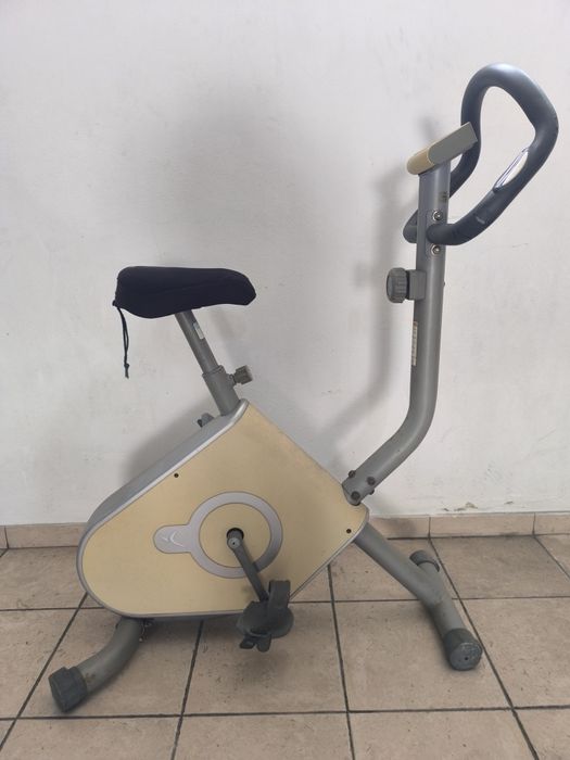 Bicicleta fixa ginásio