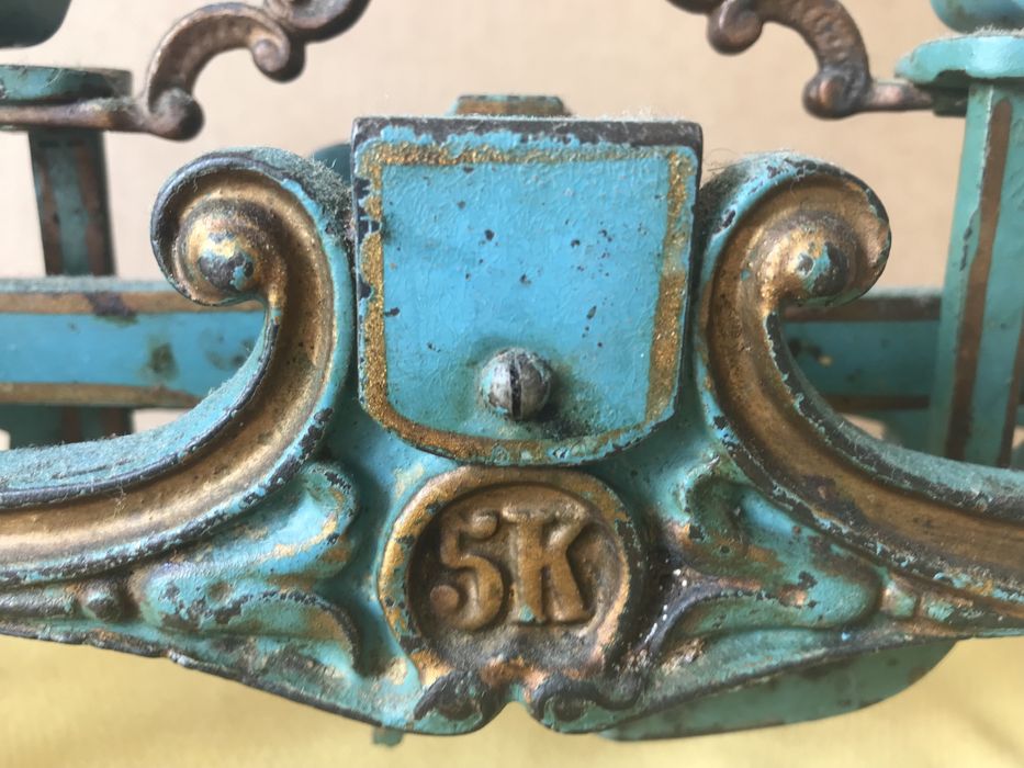 Stara żeliwna zabytkowa waga szalkowa