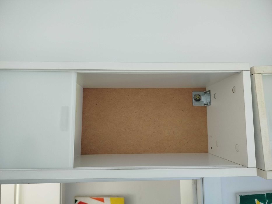 Estante de parede com portas deslizantes