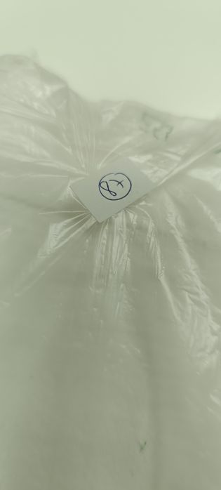 T-shirt branca com bonecos do mar. Tem cavalo marinho a 3D