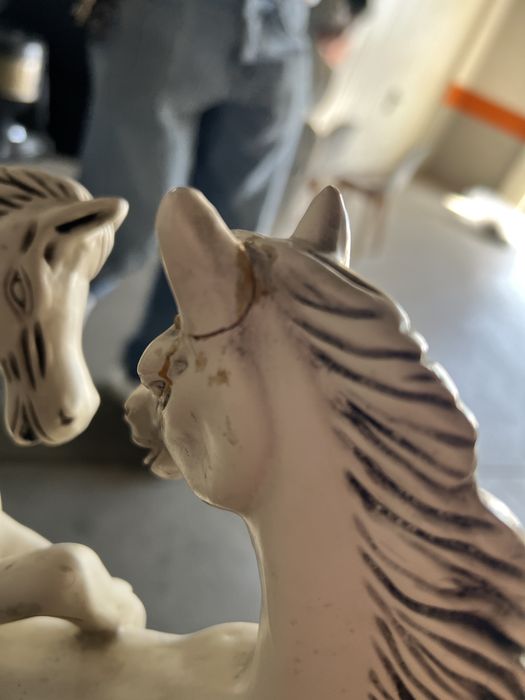 Estatuetas colecionaveis  cavalos e menino estudioso