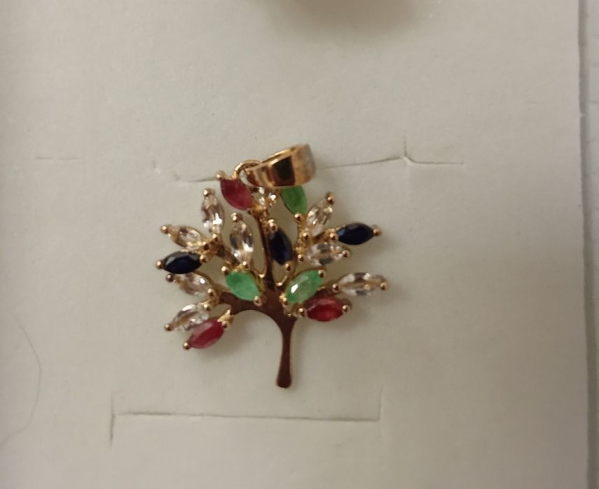 Pendente de prata banhado a ouro e pedras preciosas