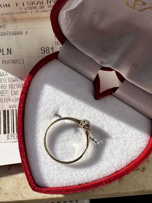 Zloty pierscionek z diamentami Apart