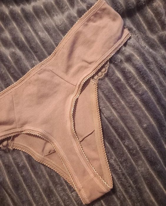 Majtki stringi z koronką XS S