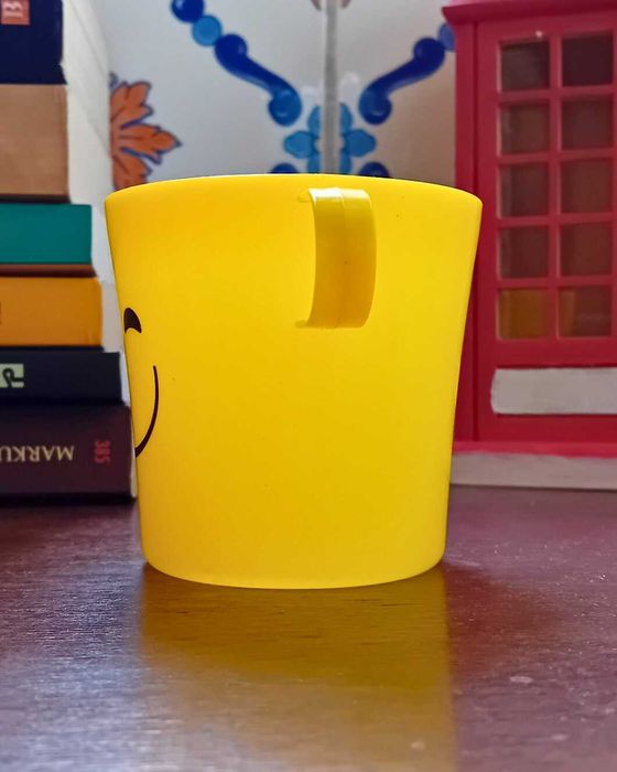 Caneca Plástica Amarela – Emoji Sorridente