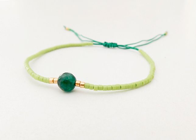 Pulseiras femininas de pulso delicadas e vistosas com look divinal