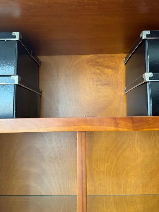 Cristaleira em madeira de cerejeira maciça