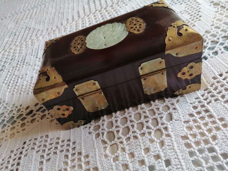 Porta Jóias madeira e placas de metal, encimada por medalhao em jade