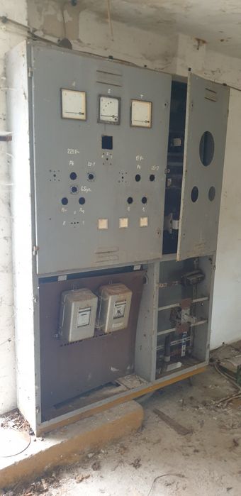 Stara szafa elektryczna liczniki