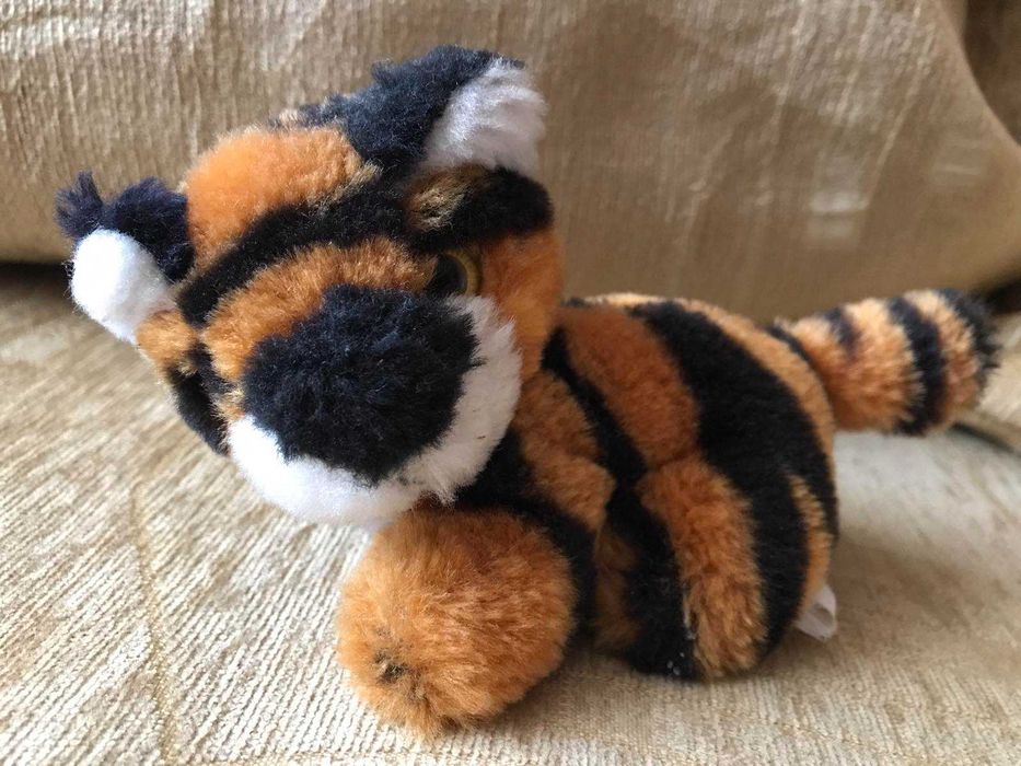 Продам мягкую игрушку тигренка с пищалкой.