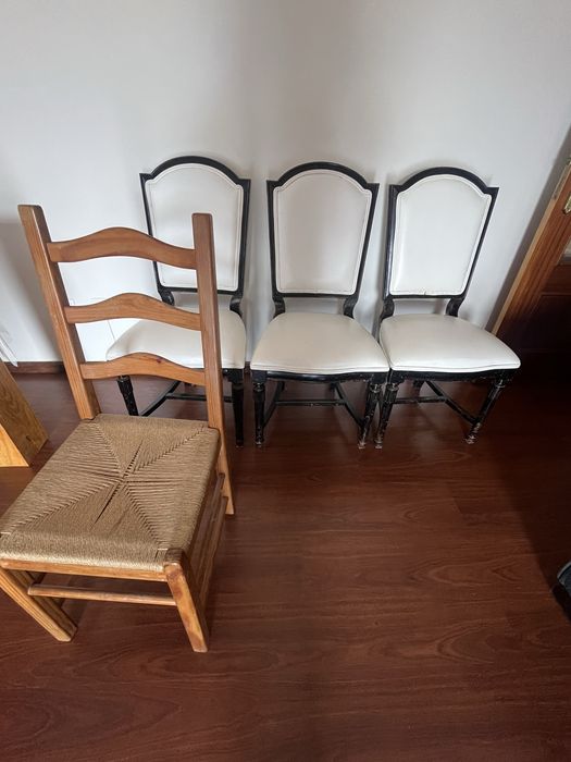 Sofa, mesa e cadeiras